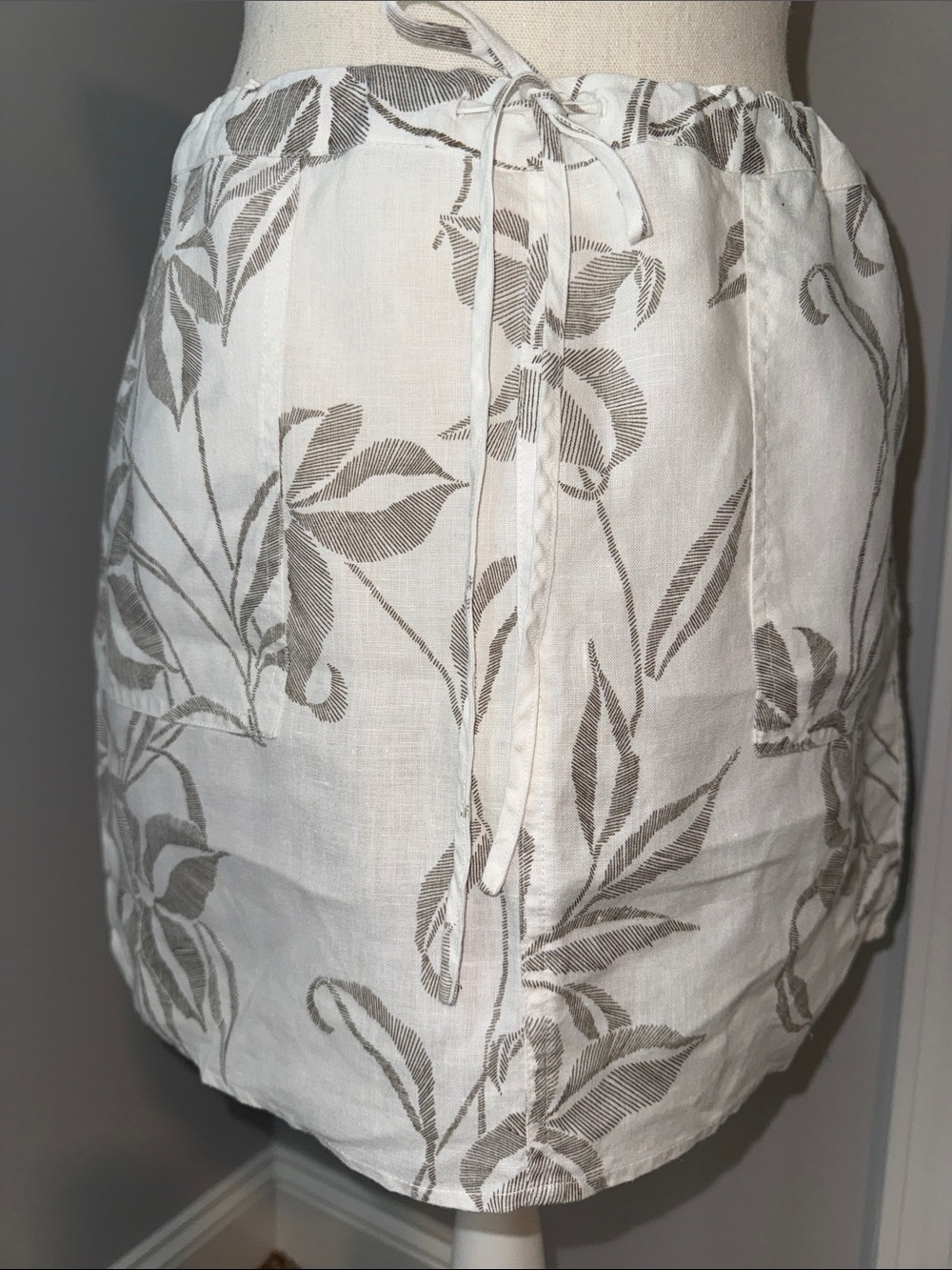 LONDONJEAN White Linen Mini Skirt with Gray Botanical Motif
